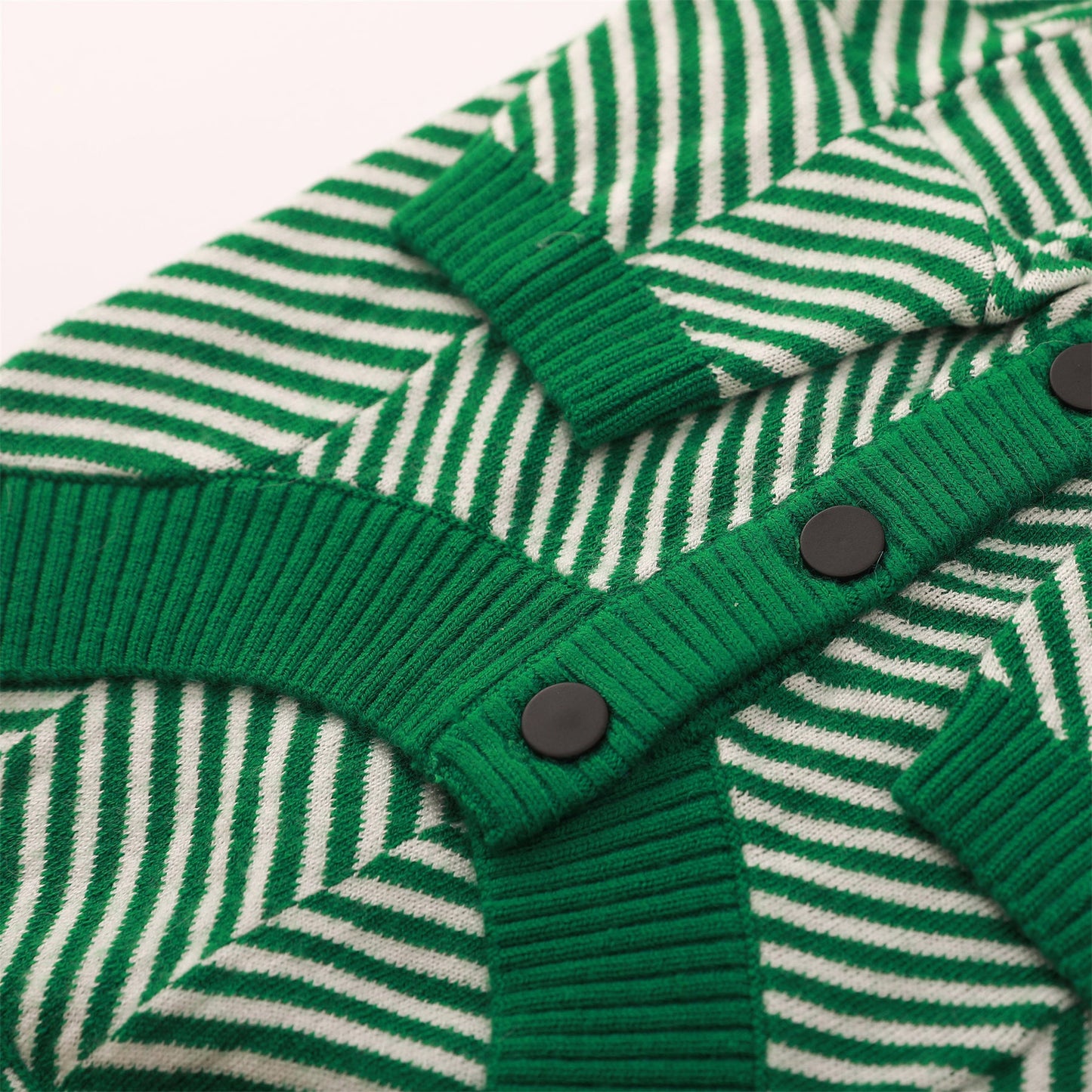 Zig-Zag Cardigan Sweater by OVERGLAM DS (GREEN WHITE)