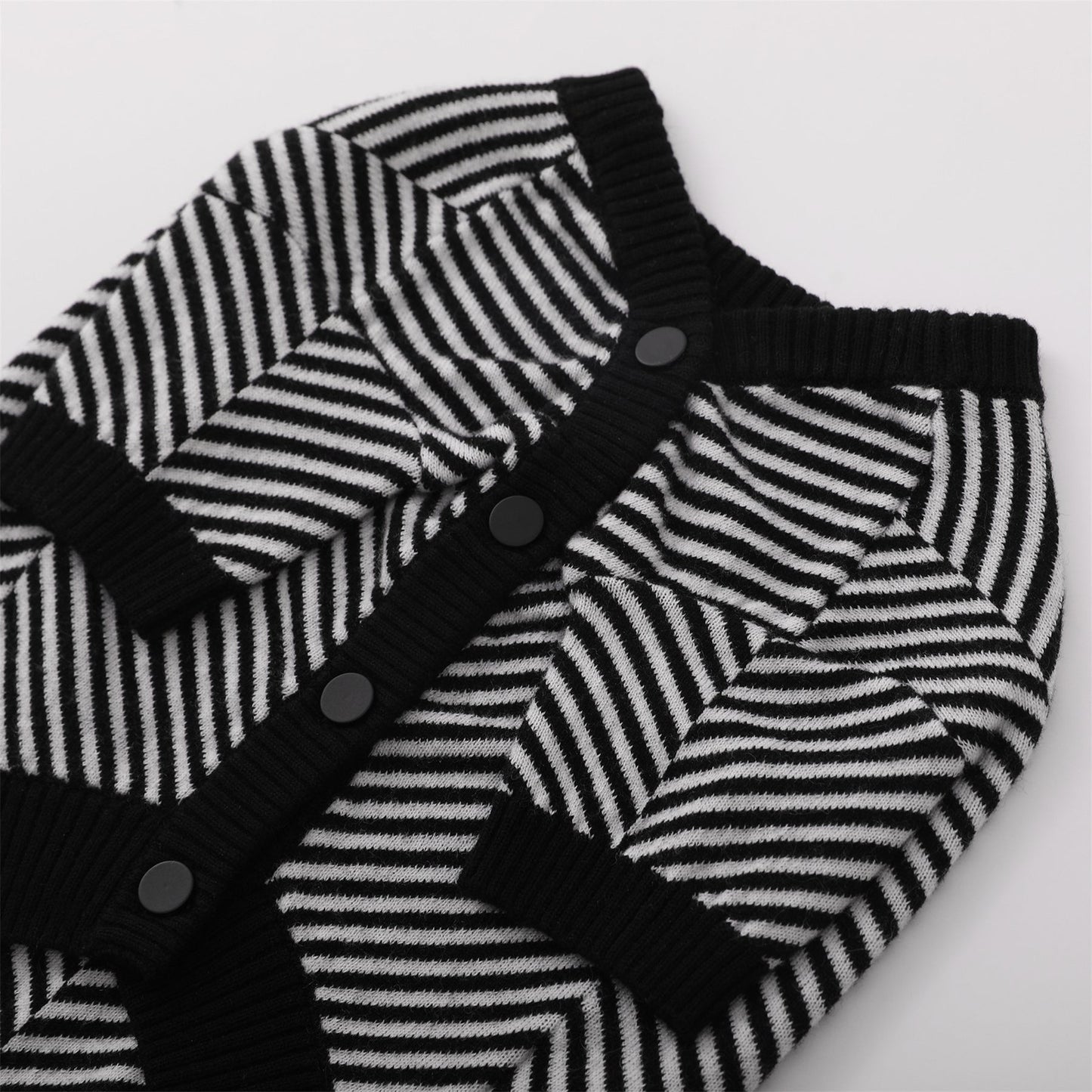 Zig-Zag Cardigan Sweater by OVERGLAM DS (BLACK WHITE)